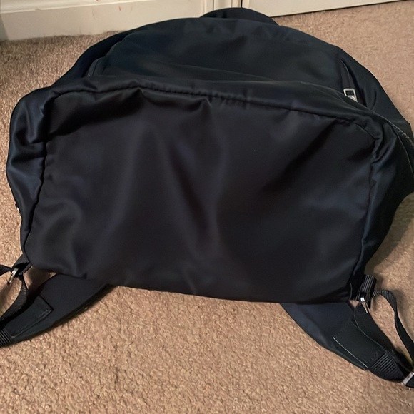 Lululemon City Adventure 21 L backpack in True Navy - Picture 3 of 6